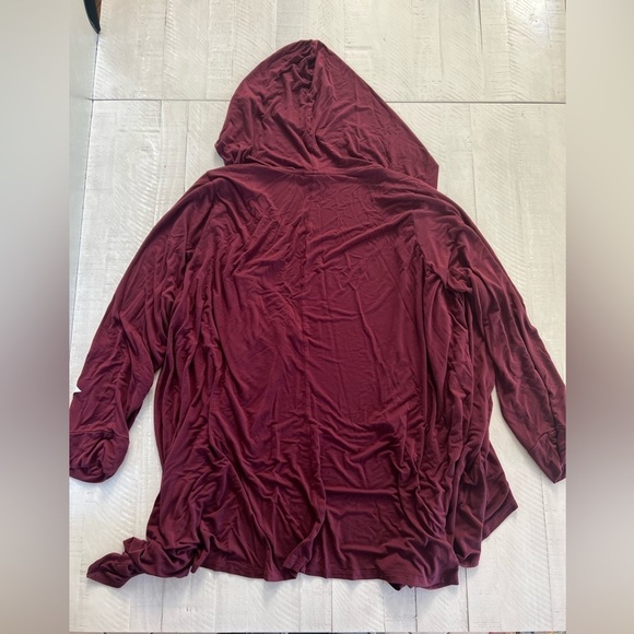 Torrid DC Comics Wonder Woman Drape Hooded Cardigan - Burgundy size 6X Plus - Picture 6 of 8